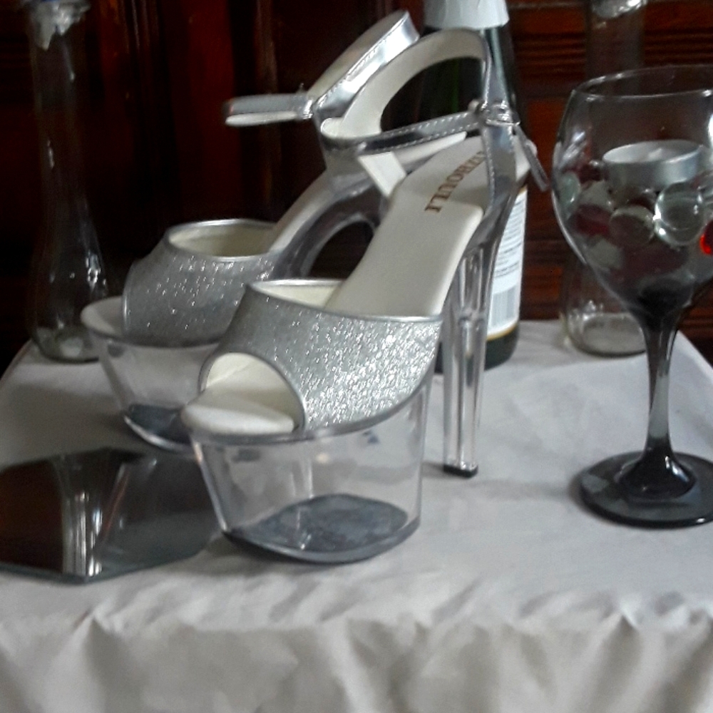 Yizhouli pleaser heels